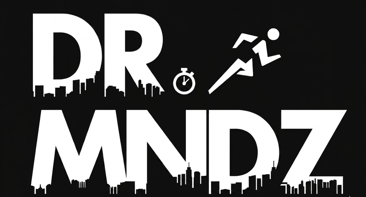 Logo original de Dr Mndz: letras blancas, un corredor y un cronómetro sobre fondo negro